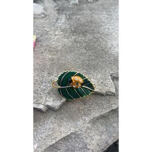 Vintage Gorgeous little brooch/pin green enamel leaf with ladybug 3D